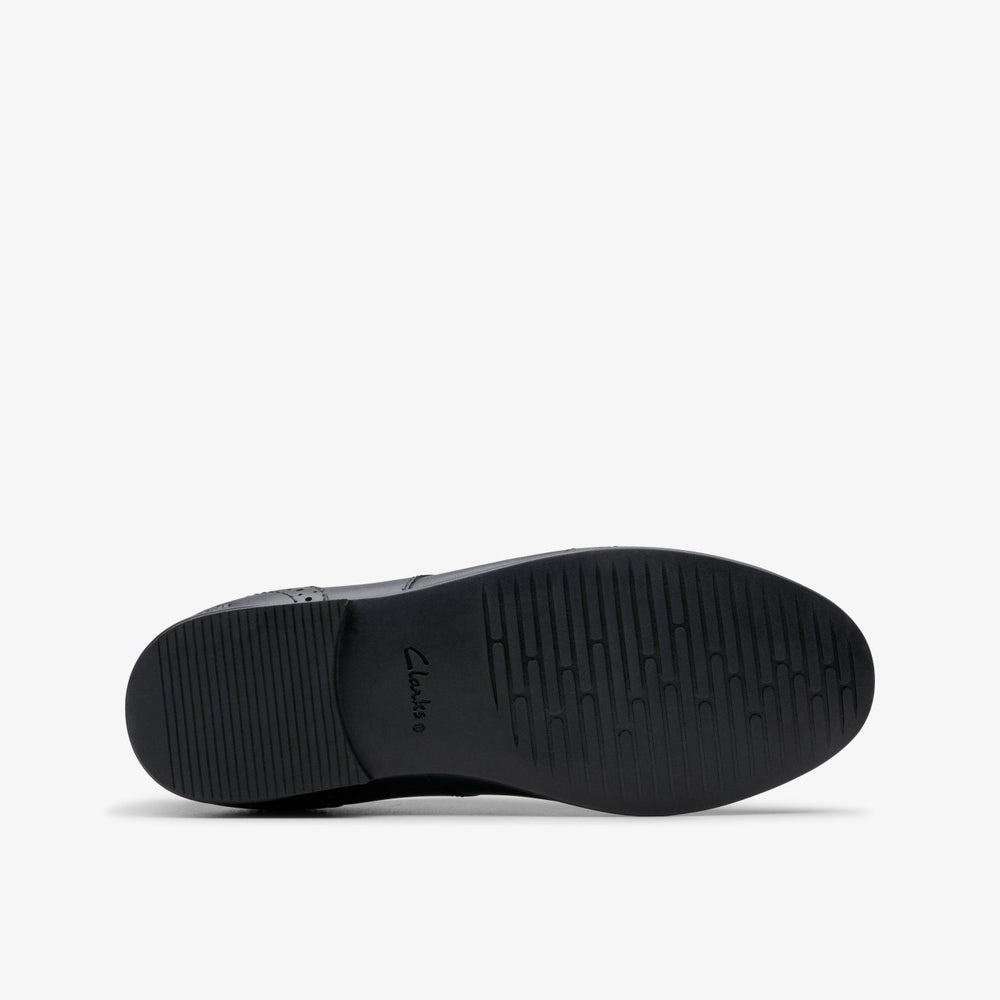 Finja Brogue Older Black Leather | Clarks discount - Kids