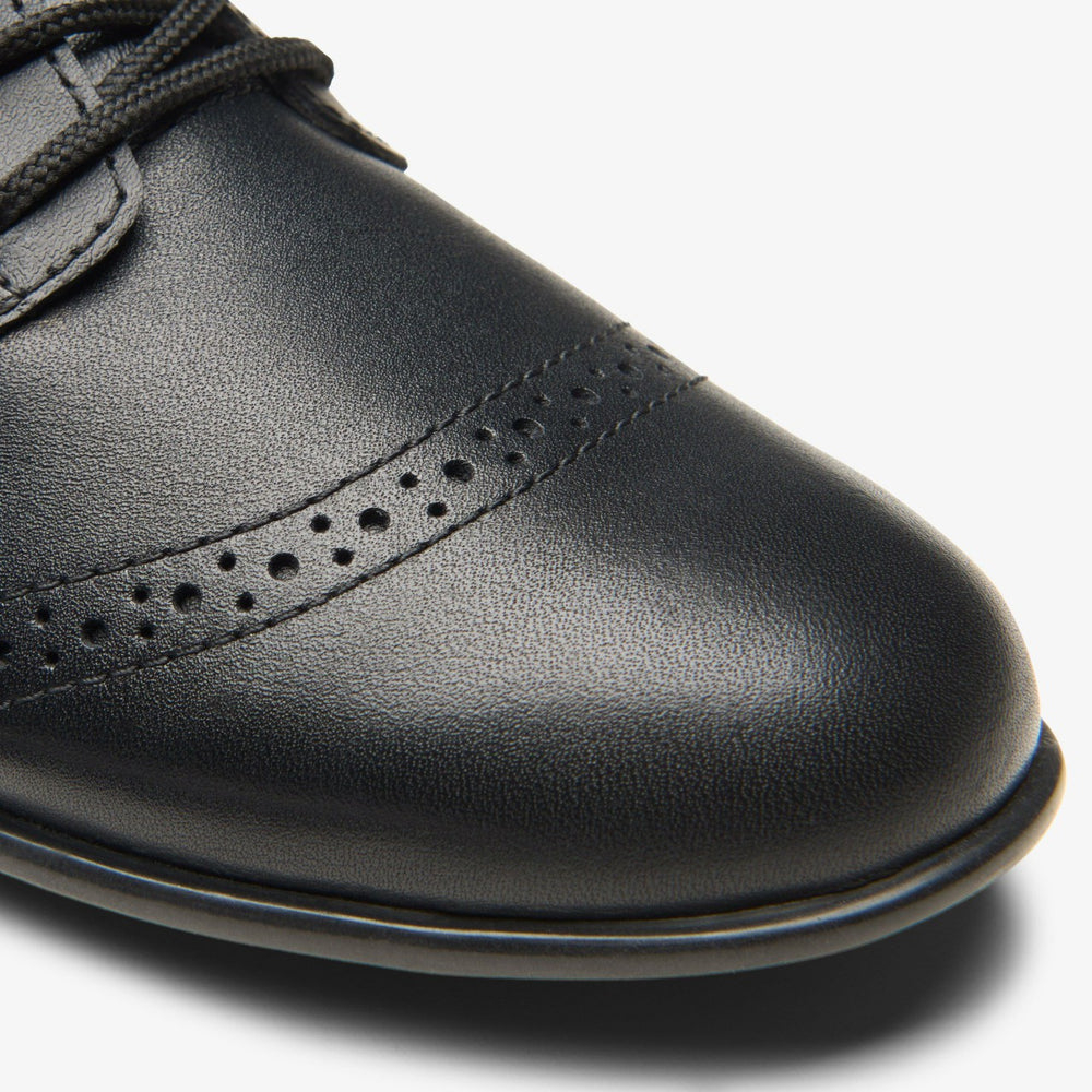 Finja Brogue Older Black Leather | Clarks discount - Kids