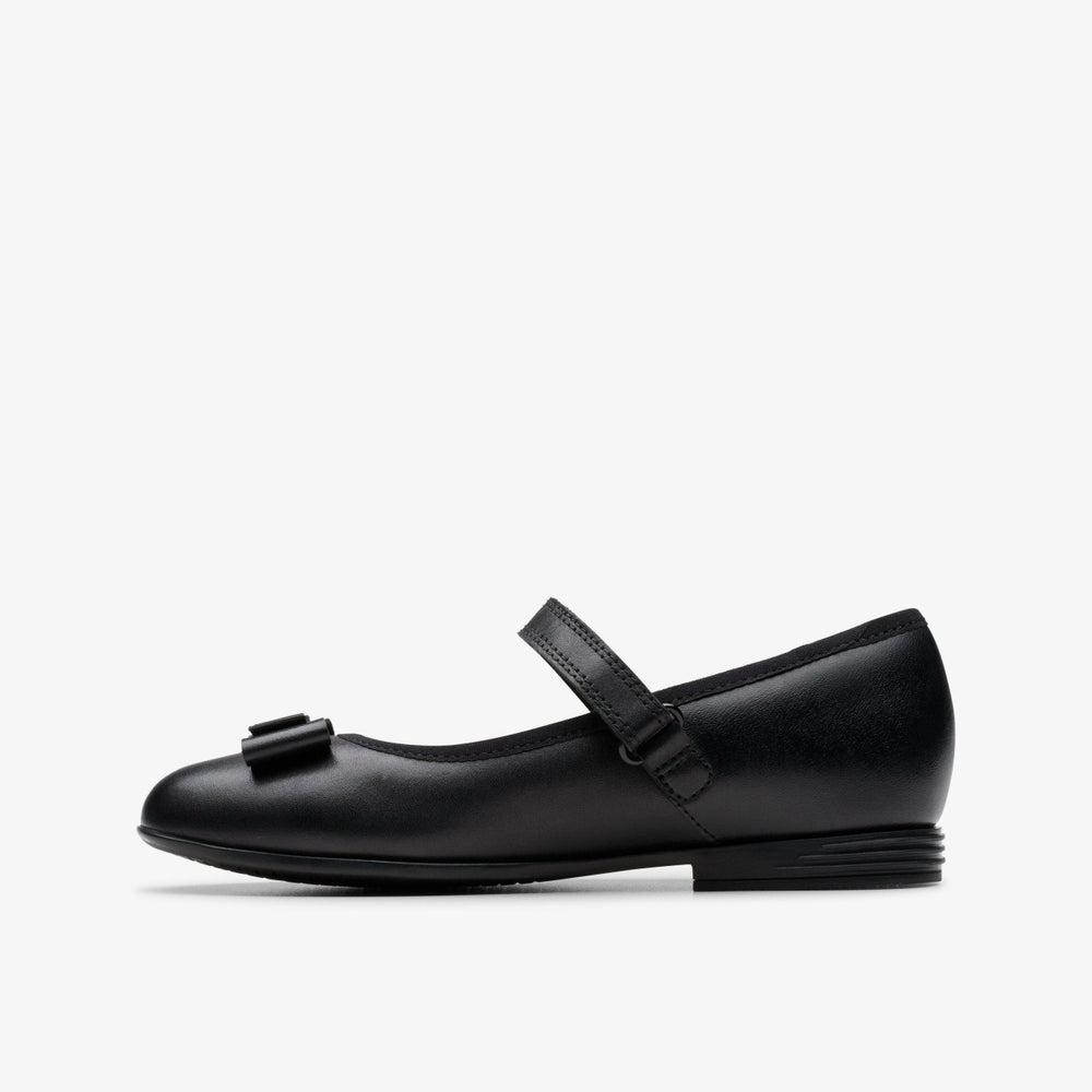 Finja Tap Older Black Leather | Clarks online - Kids